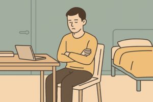 نوجوان به تنهایی در اتاق نشسته و ساکت است